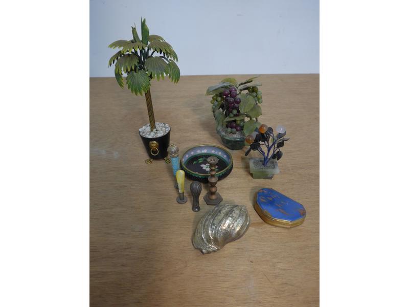 ENSEMBLE D'OBJETS DE VITRINE comprenant DEUX...