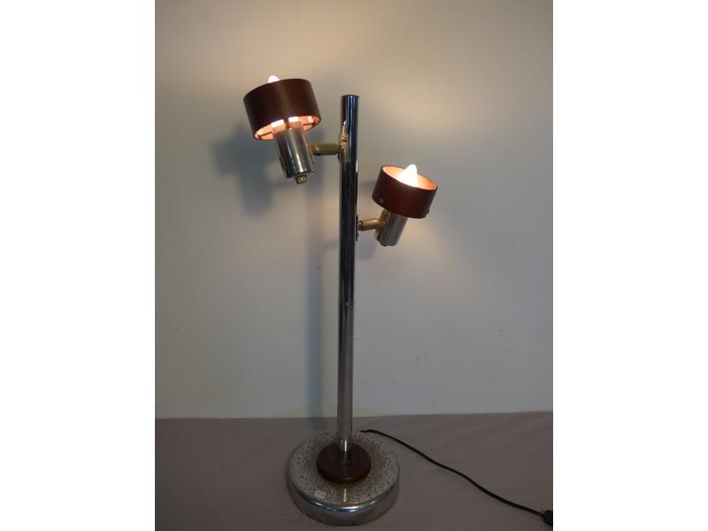 LAMPE en métal chromé à deux lumières.
