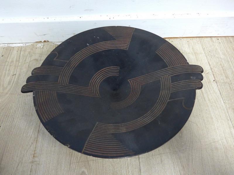 PLATEAU rond sur piédouche en céramique noire...