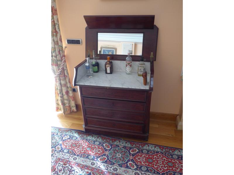 MEUBLE DE TOILETTE en acajou et placage d'acajou...