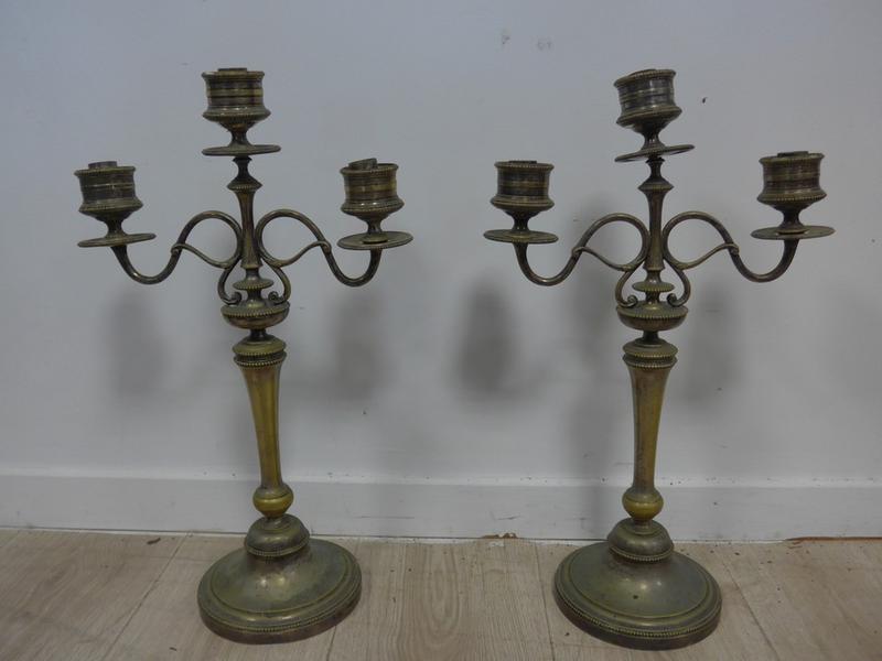 PAIRE DE CANDELABRES en métal à trois lu...