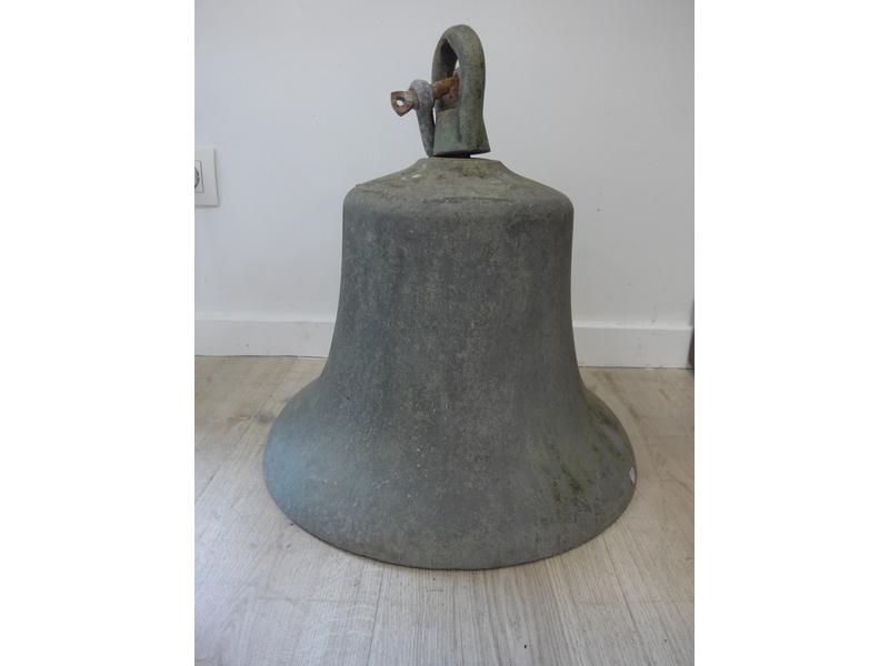 CLOCHE en bronze.