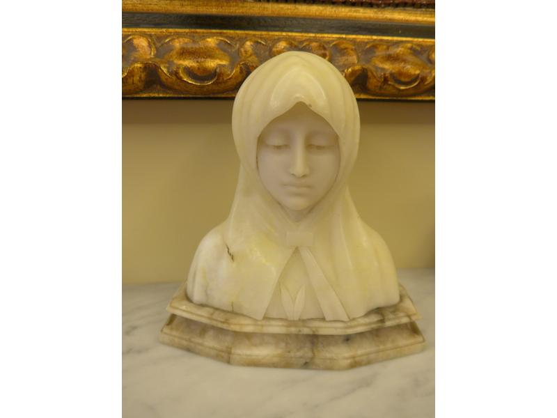 PORTRAIT de Vierge en marbre non signé.