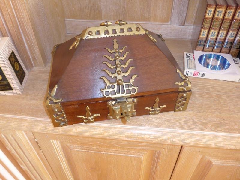 COFFRET pyramidal en noyer et garniture de...