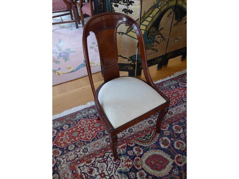 PAIRE DE CHAISES GONDOLE en acajou et placage...