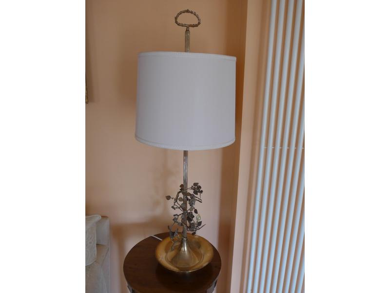 PAIRE DE LAMPES en métal argenté à décor...