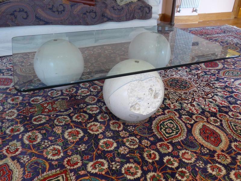 TABLE BASSE rectangulaire en verre, reposant...