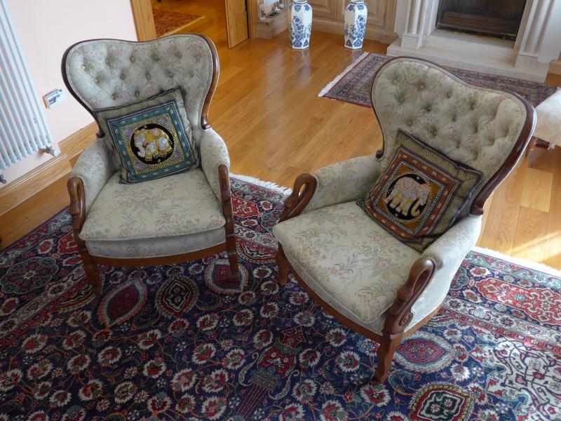 PAIRE DE FAUTEUILS capitonnés en acajou à...