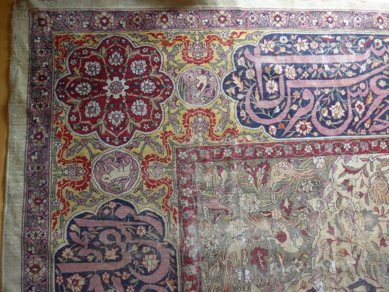 GRAND TAPIS en laine et soie à décor polychrome...