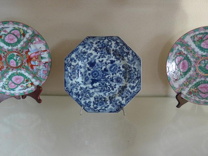 ASSIETTE octogonale en porcelaine émaillée...