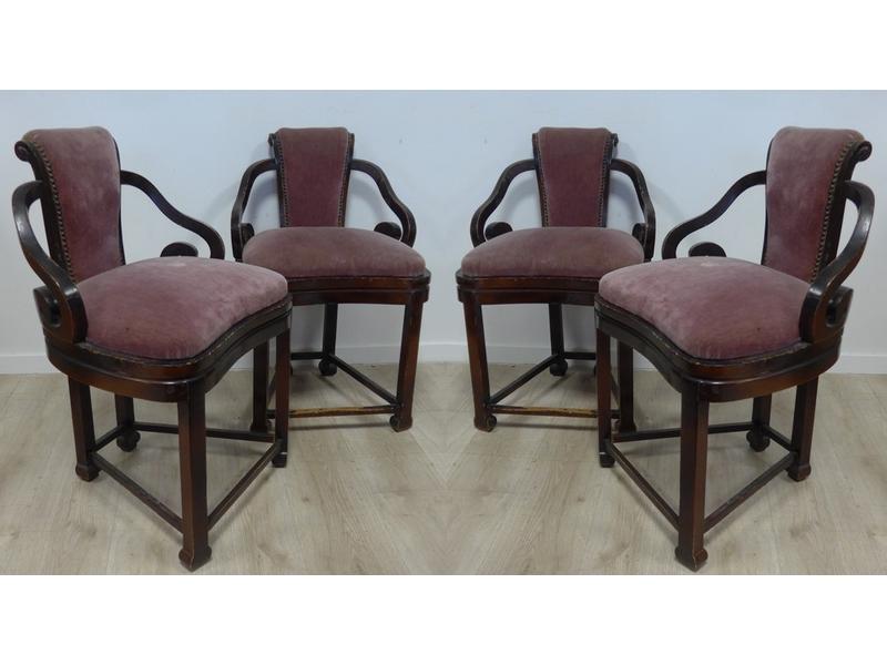 QUATRE FAUTEUILS à dossier bas en enroulements...