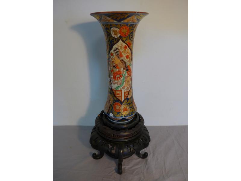 IMPORTANT VASE rouleau en porcelaine Imari...