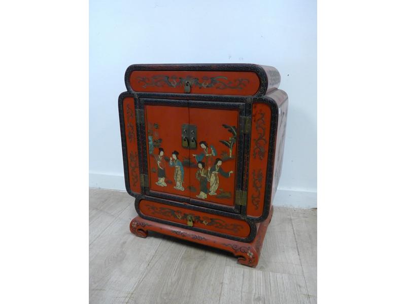 PETIT CABINET carré en laque rouge dans le...