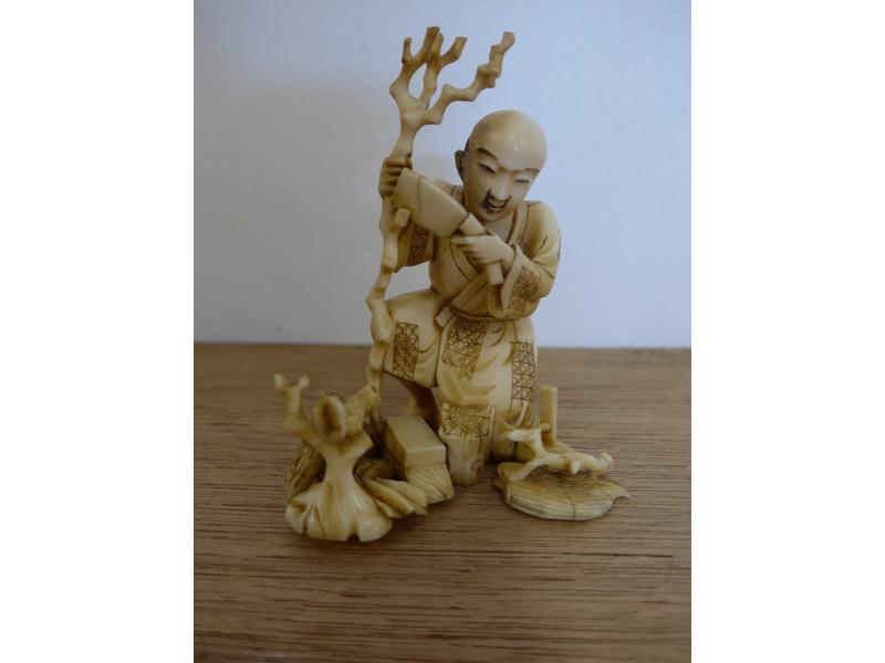 PETIT OKIMONO en ivoire sculpté représentant...
