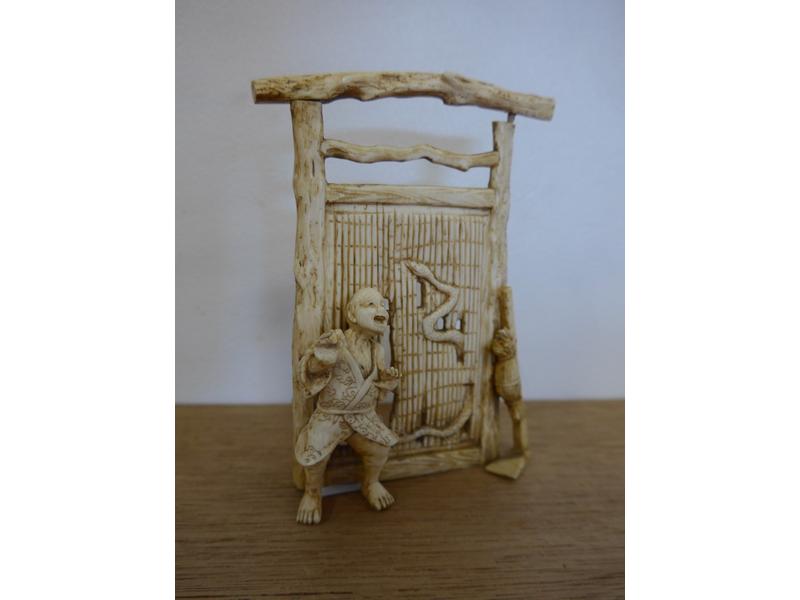 PETIT OKIMONO en ivoire sculpté représentant...