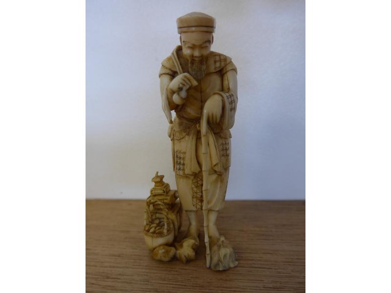 PETIT OKIMONO en ivoire sculpté représentant...