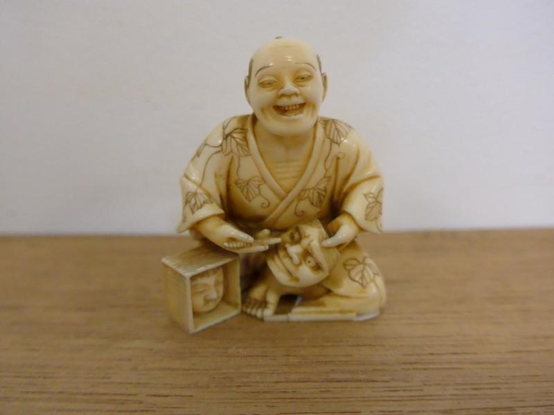 PETIT OKIMONO en ivoire sculpté représentant...