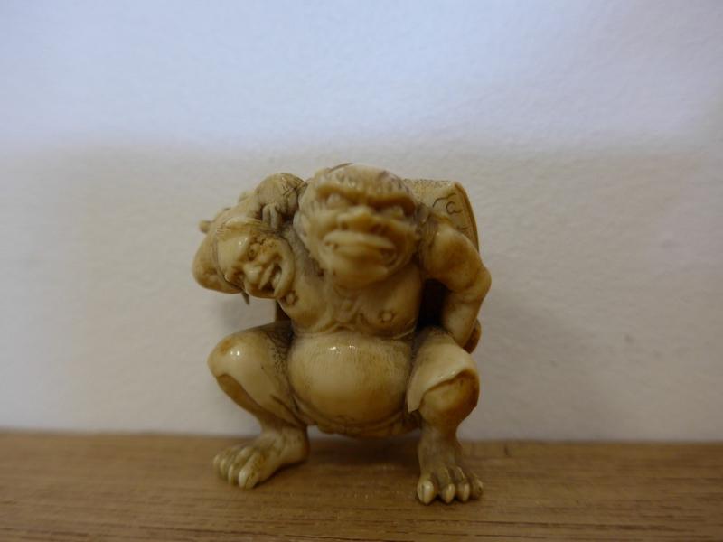 NETSUKE en ivoire sculpté représentant un...