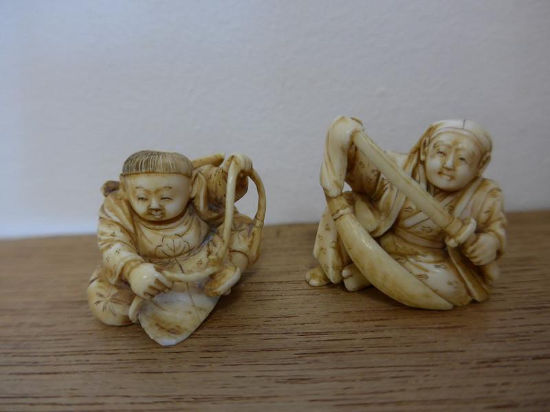 DEUX PETITS OKIMONOS en ivoire sculpté représentant...