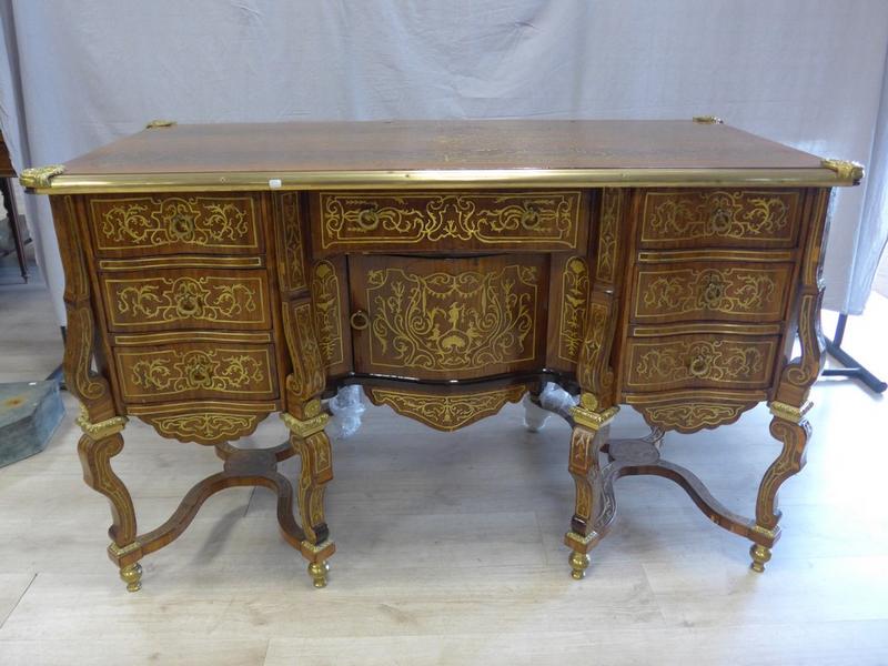GRAND BUREAU MAZARIN en placage de palissandre...