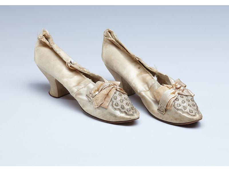 PAIRE DE SOULIERS à talon en soie blanche...