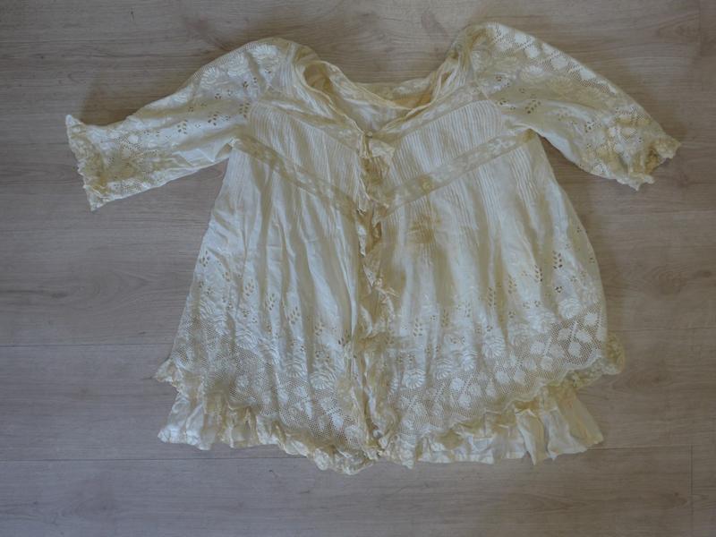 LOT DE DENTELLE comprenant une grande chemise...