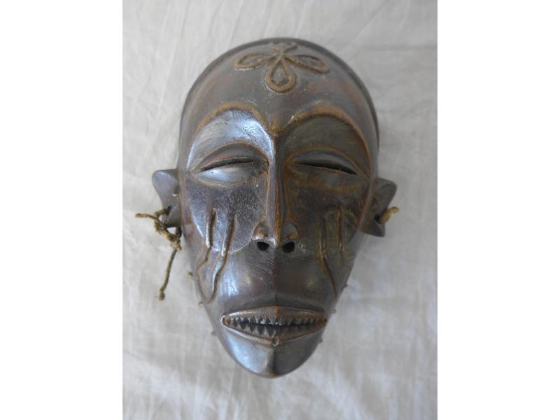 MASQUE en bois exotique, les yeux en amande...