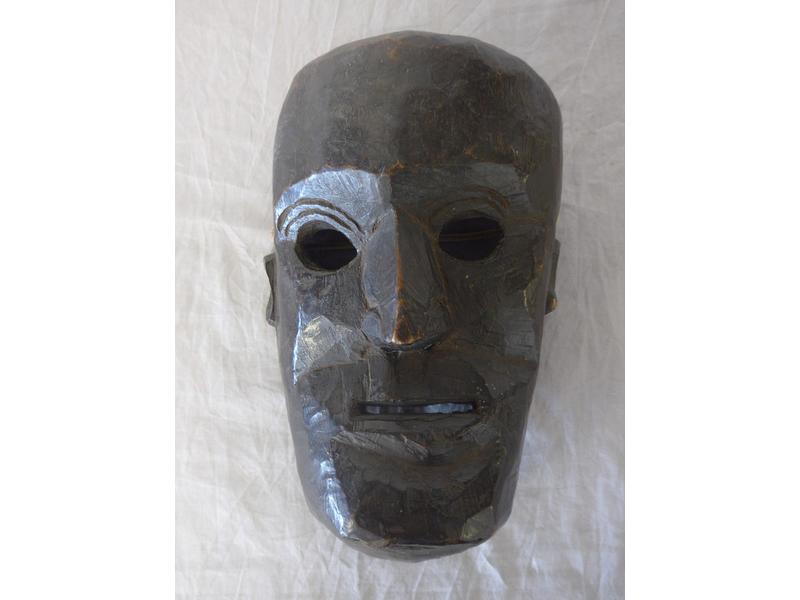 MASQUE en bois sculpté patiné, avec les oreilles,...