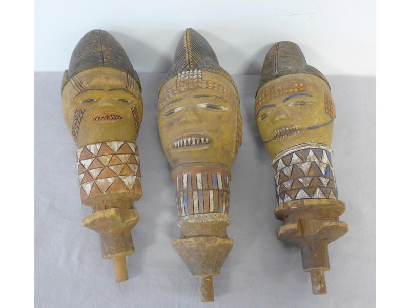 TROIS MAROTTES en bois sculpté polychrome....