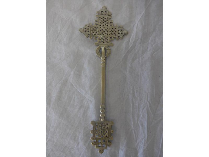 CROIX COPTE à manche en laiton ciselé aj...