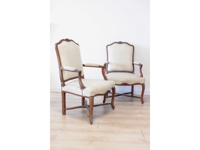 PAIRE DE FAUTEUILS à dossier plat violoné...