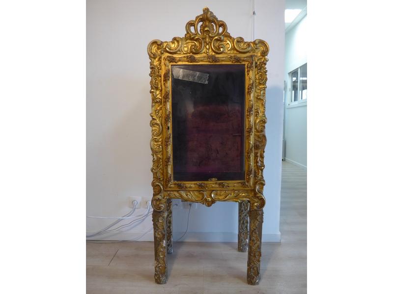 VITRINE sur quatre pieds droits, en bois...