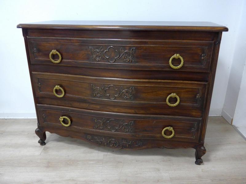 COMMODE à façade légèrement arbalète ouvrant...
