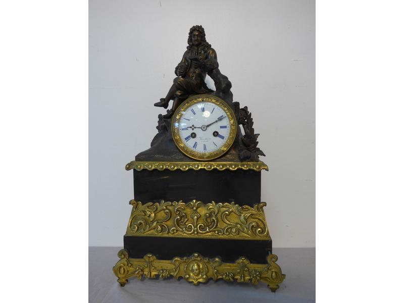 PENDULE BORNE en bronze et placage de marbre...