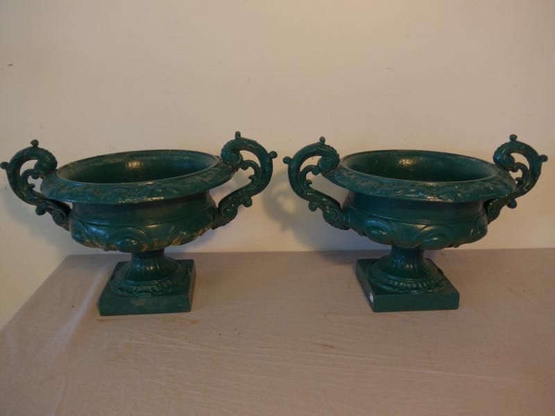 PAIRE DE VASES de jardin en fonte de fer...