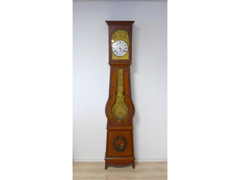 PENDULE DE PARQUET en bois peint, le fût...
