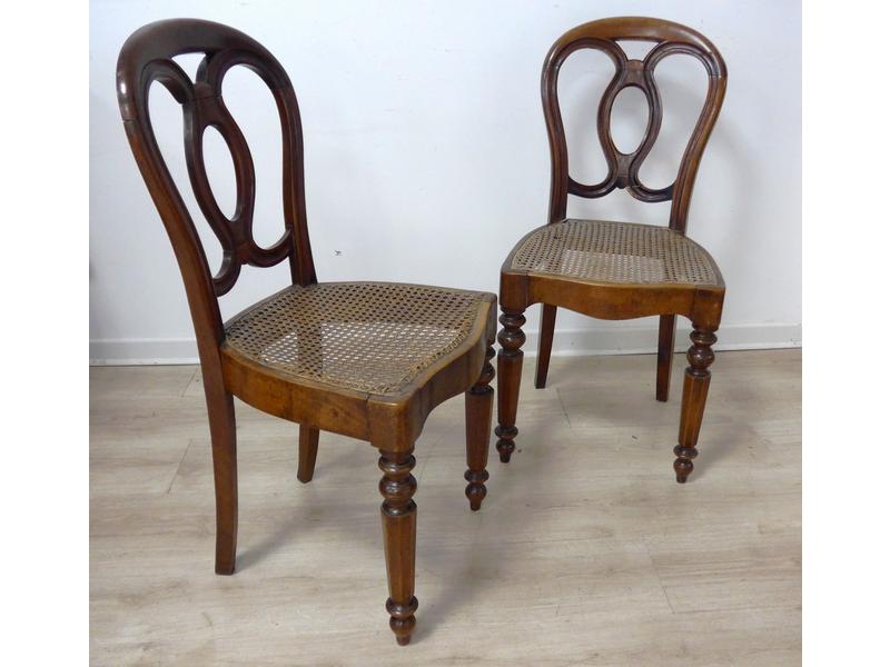 PAIRE DE CHAISES en noyer façon acajou, à...