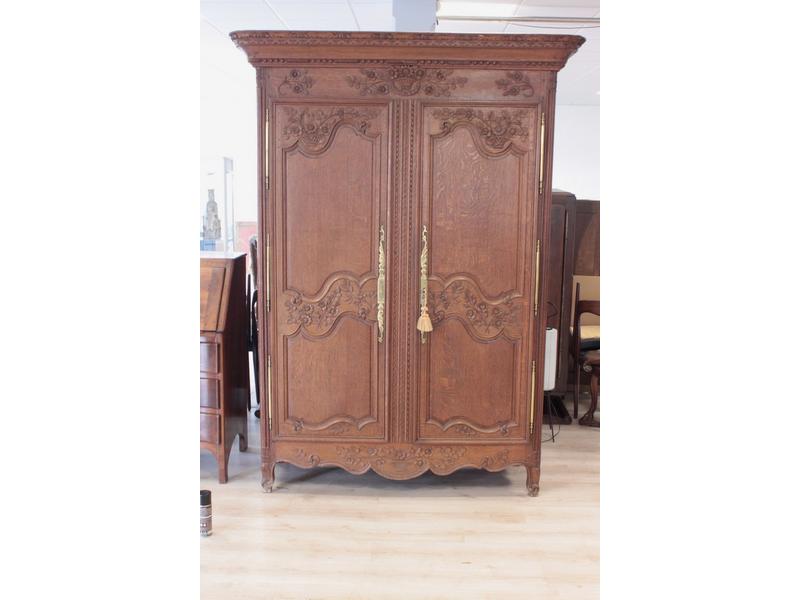 ARMOIRE en chêne mouluré, sculpté ouvrant...