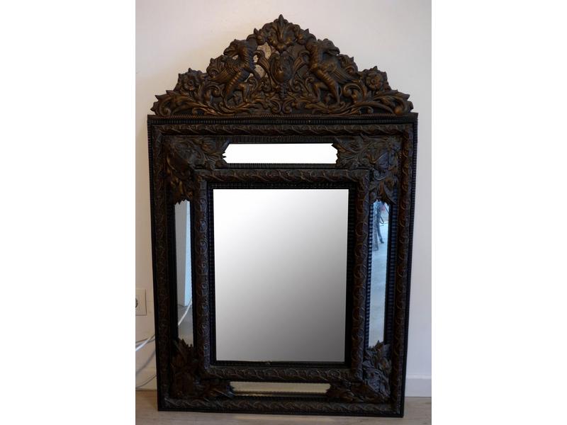 MIROIR rectanguaire à fronton dans un cadre...