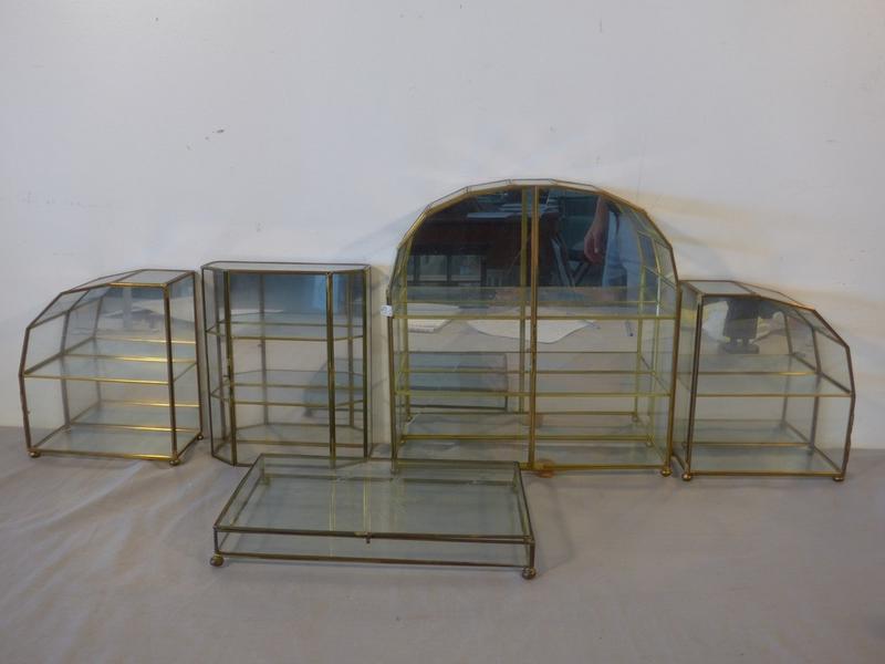 CINQ PETITES VITRINES en verre, montures...