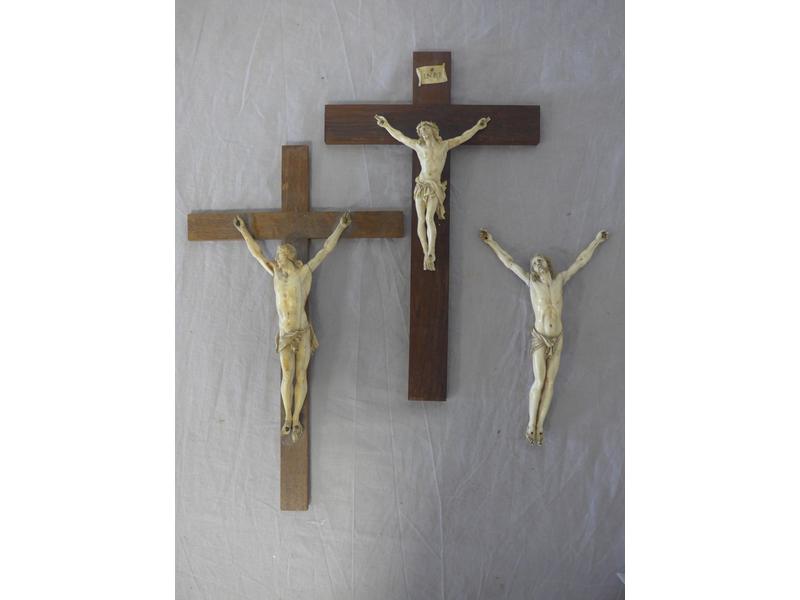 TROIS CHRISTS en ivoire sculpté, dont deux...