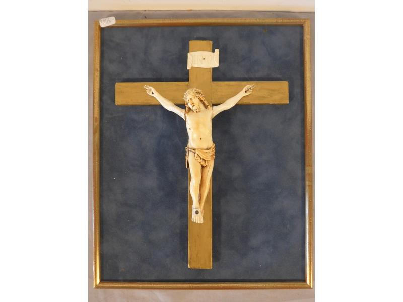 CHRIST en ivoire sculpté perizonium noué...