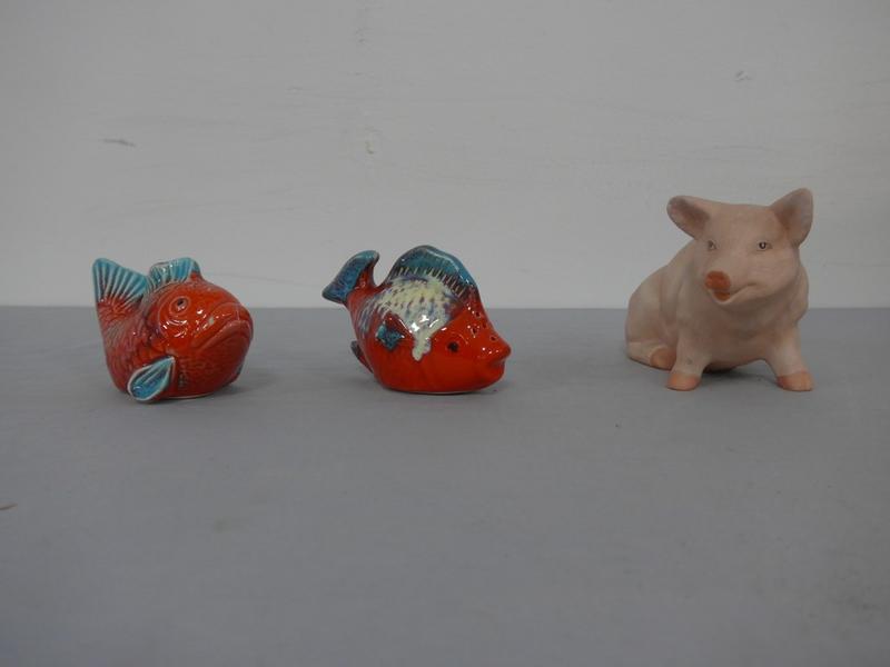 COCHON assis en porcelaine polychrome (Long....