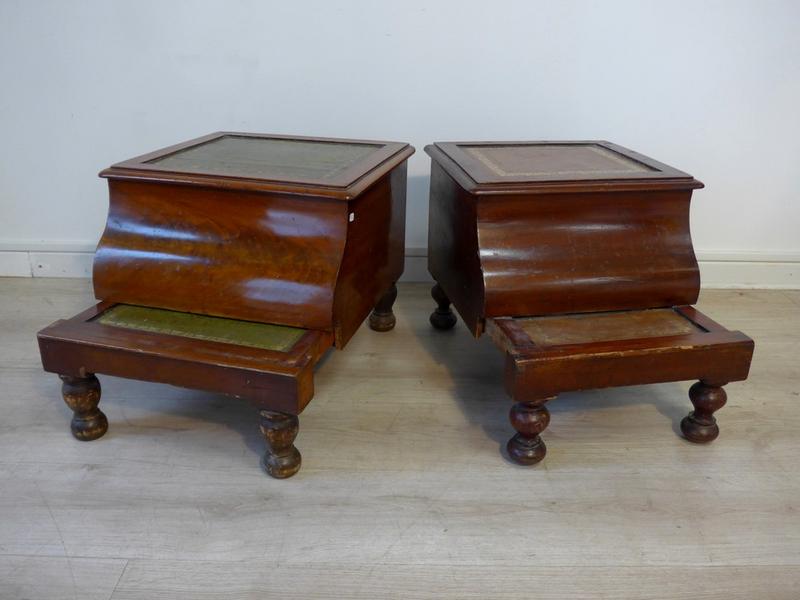 DEUX TABOURETS d'aisance carrés en placage...