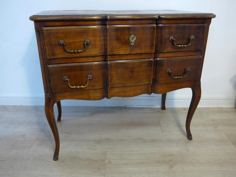PETITE COMMODE en chêne chantournée à façade...