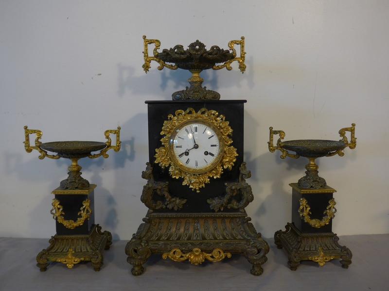 GARNITURE DE CHEMINEE en marbre noir, bronze...