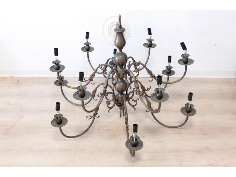 LUSTRE en laiton à douze bras de lumières...