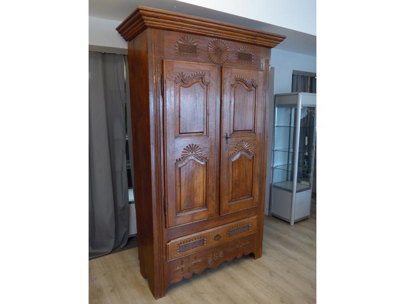 ARMOIRE en chêne et noyer sculptée de grattoires...