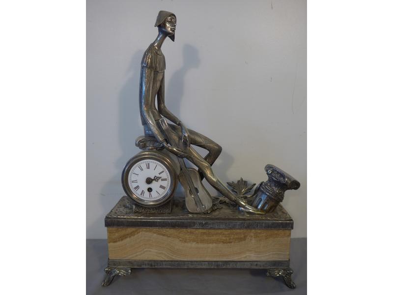 PENDULE à l'Arlequin en bronze argenté représentant...