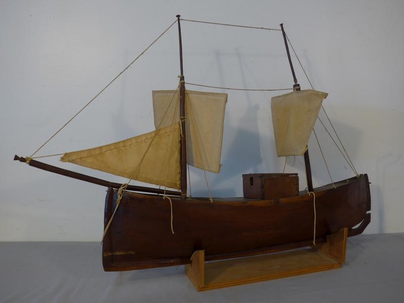 MAQUETTE DE VOILIER en acajou massif, avec...